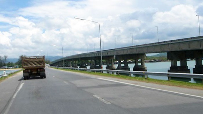 is it easy to drive a car in phuket