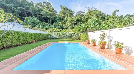 Modern Pool Villa in Paklok
