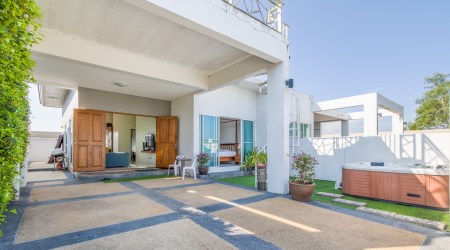 Compact Ananda Lake View Villa Thalang